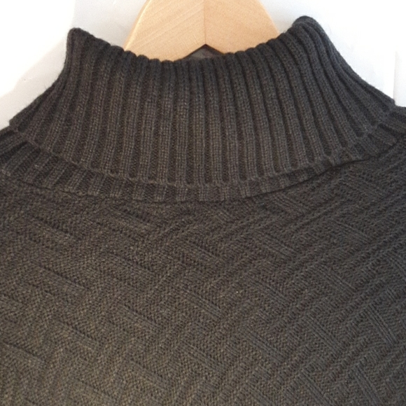 NWT. Turtleneck Sweater Poncho By New York & Co - Picture 6 of 6